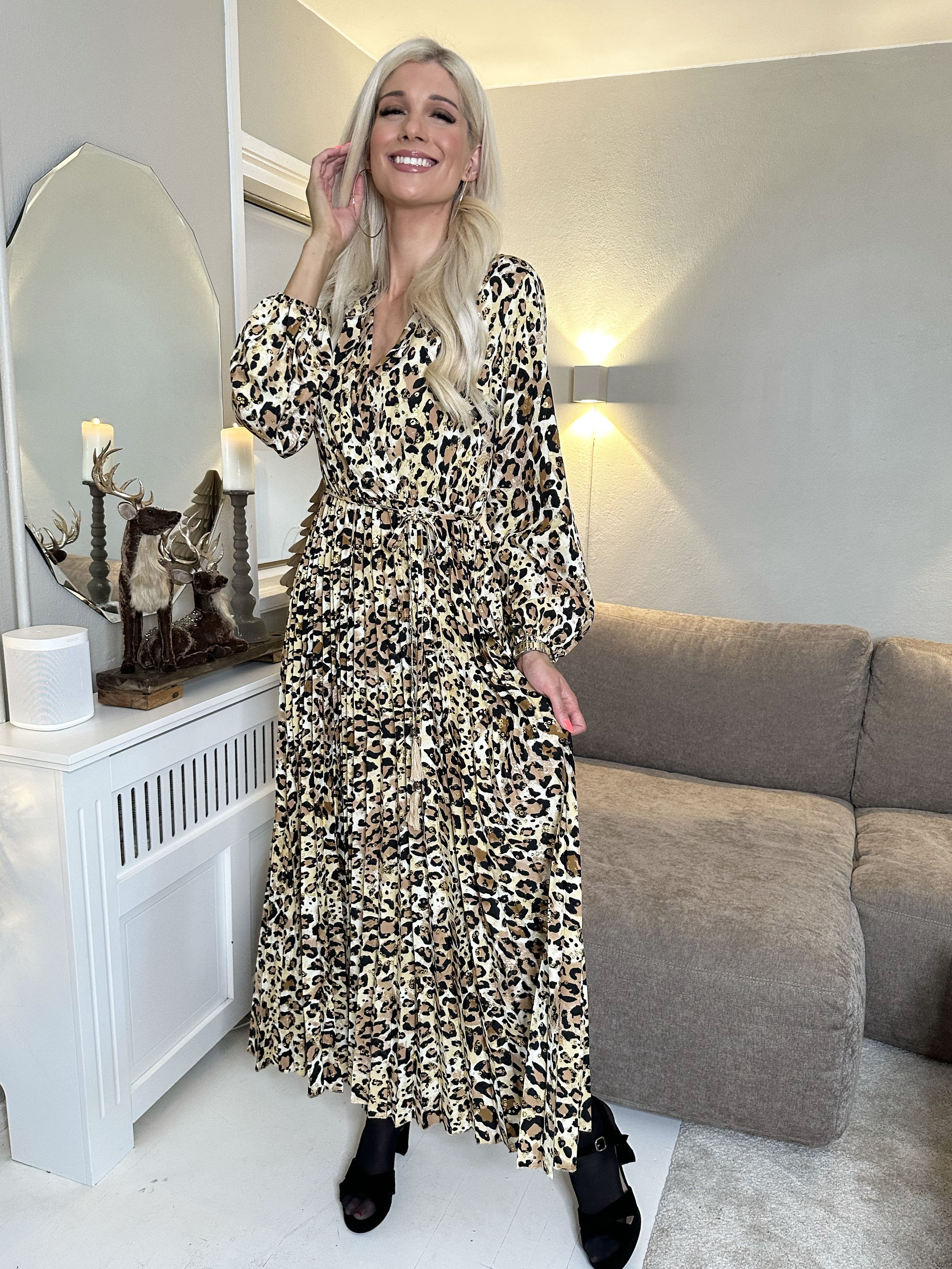 Anne - Lång vacker leopardklänning med veck